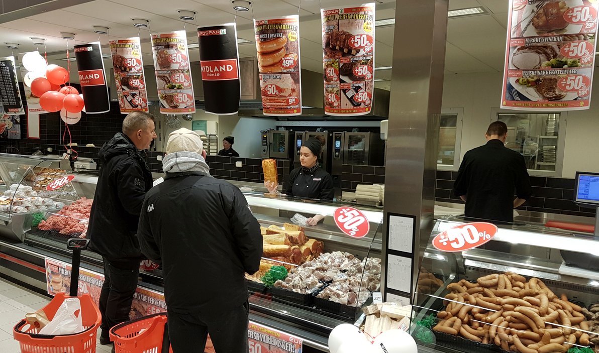 Ferskvaredisk i en Eurospar-butikk med Mydland-skilt over disken