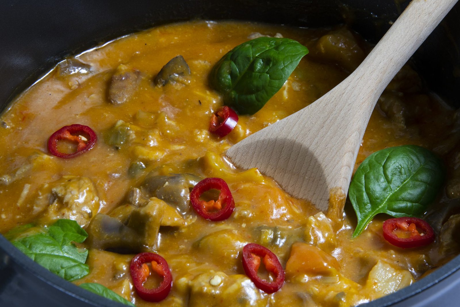 Red Curry svinegryte med chili og basilikum i gryte