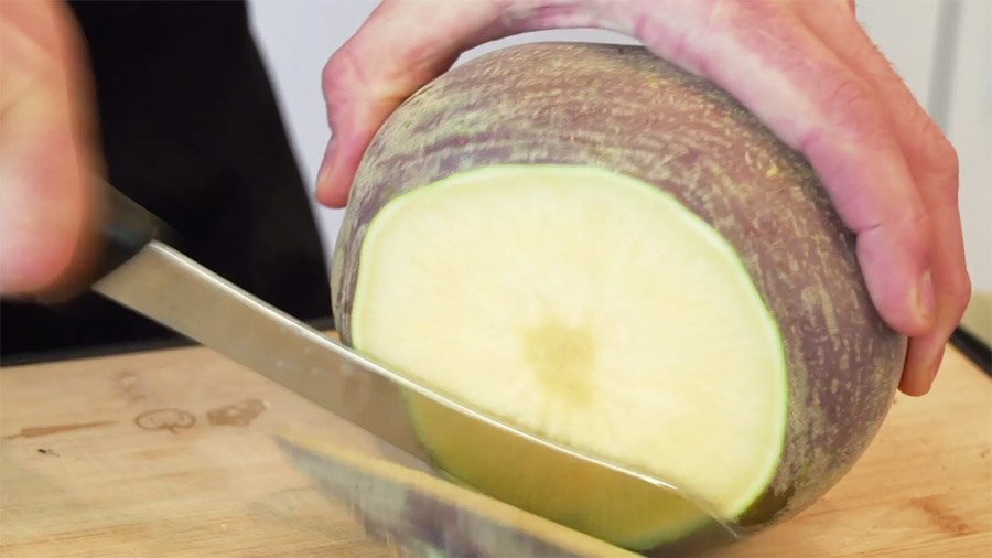 Kålrot som skrelles med kniv