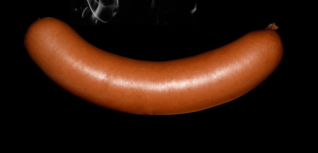 Mydlandpølse på svart bakgrunn
